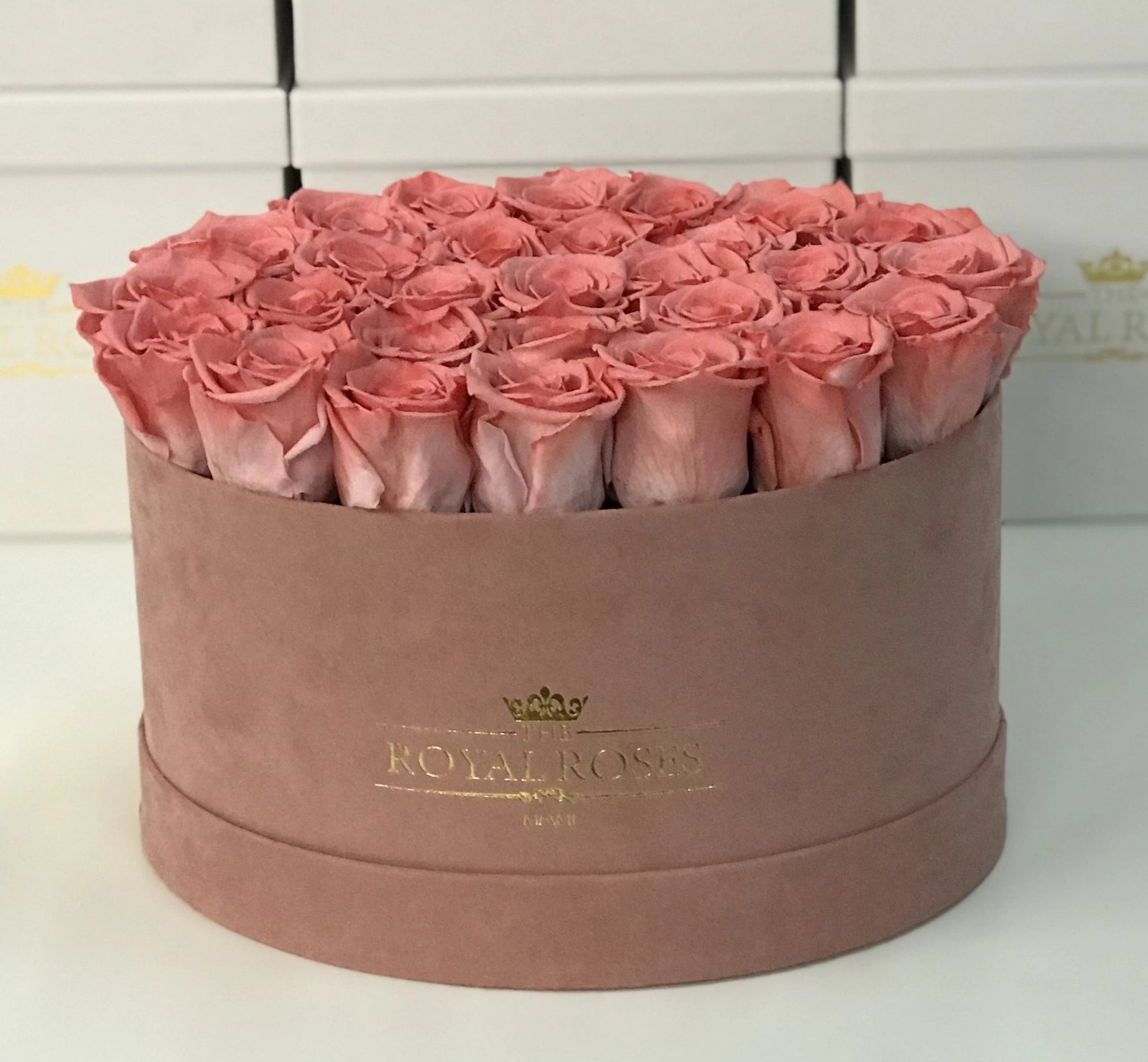 Oval Box Suede Pink - Special Collection of Real Long Lasting Roses - Lifetime is Over 1 Year - The Royal Roses 